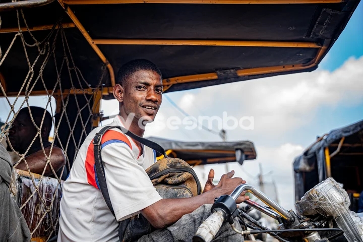 Homme dans son tricycle