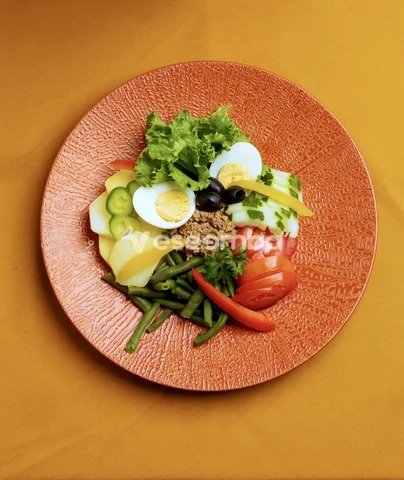 Assiette de Salade de Thon Colorée et Fraîche