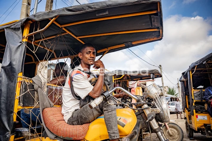 Homme dans son tricycle