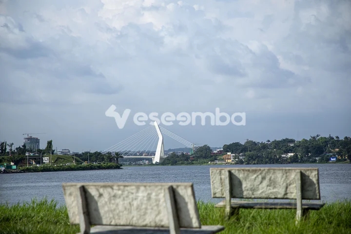Bancs Publics Face au Pont Alassane Ouattara et à la lagune Ébrié à Abidjan