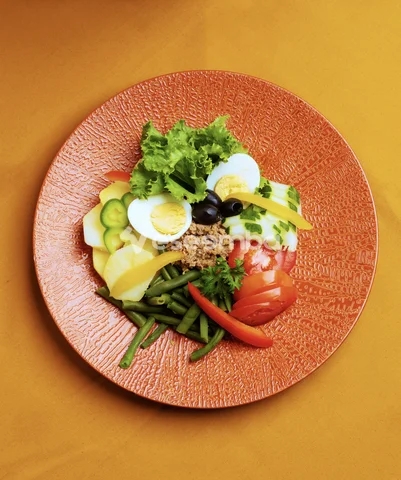 Salade composée gourmande sur assiette texturée
