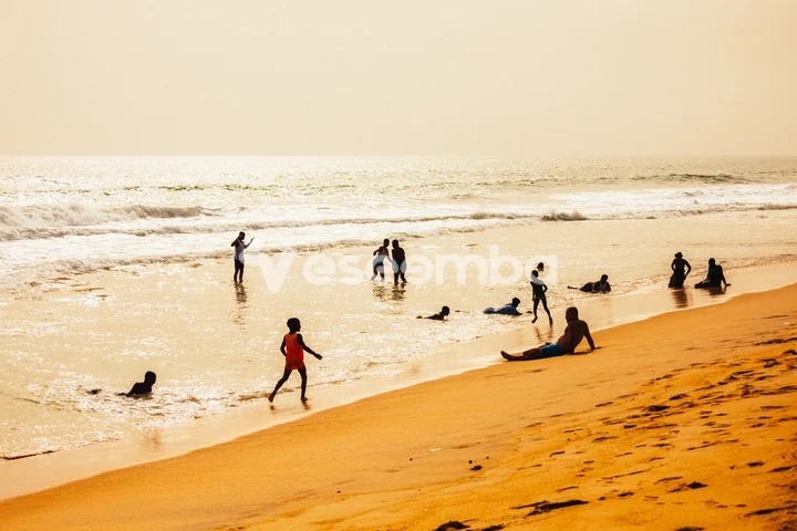 Un après-midi doré sur la plage d'Abidjan