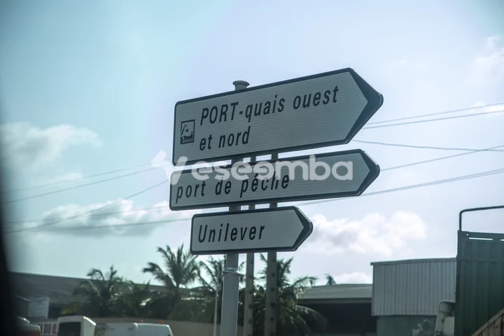 Signalisation Routière vers le Port et la Zone Industrielle d'Abidjan