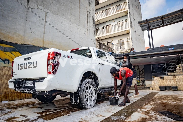 Deux jeunes hommes lavant une voiture