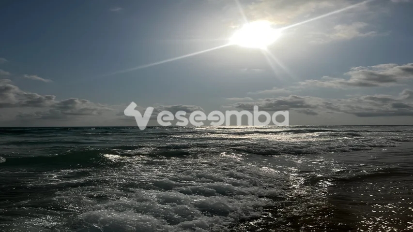 Vagues sur la plage de Grand-Bassam