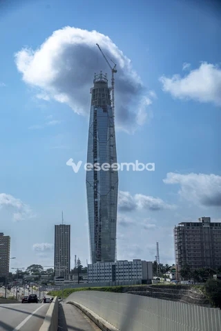 La Tour F en Construction : Symbole de la Modernité Urbaine à Abidjan