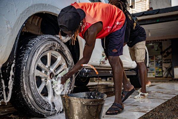 Jeune homme lavant une voiture