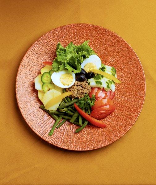 Assiette de Salade de Thon Colorée et Fraîche