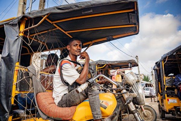 Homme dans son tricycle