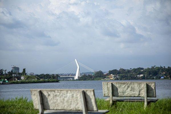Bancs Publics Face au Pont Alassane Ouattara et à la lagune Ébrié à Abidjan
