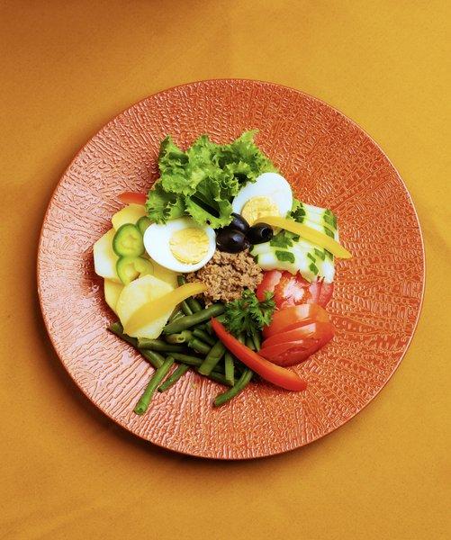 Salade composée gourmande sur assiette texturée