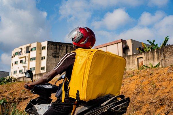 Un Livreur à moto