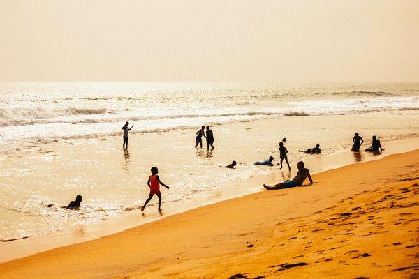 Un après-midi doré sur la plage d'Abidjan