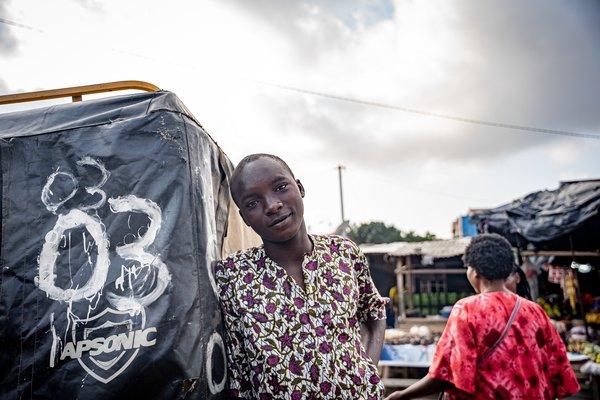 Homme à coté d'un tricycle