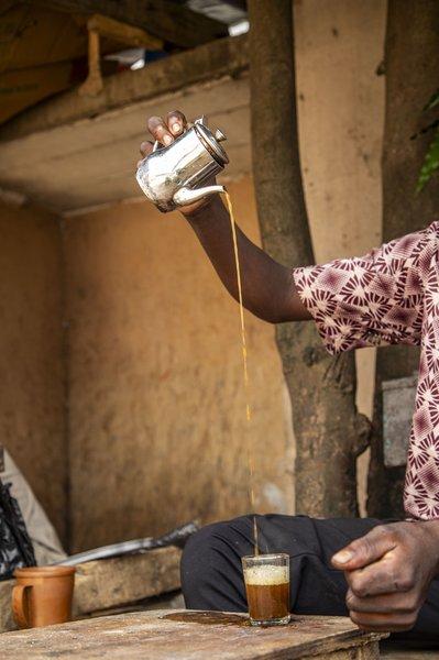 Service d'un verre de Thé traditionnel