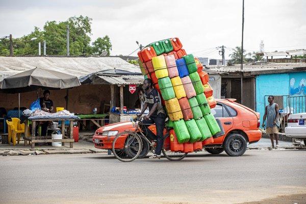 Homme sur un vélo avec ses bidons