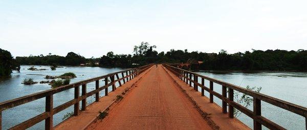 Petite fille sur le premier pont d'afrique de l'ouest