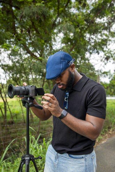 Jeune vidéaste africain