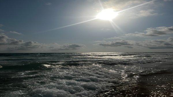 Vagues sur la plage de Grand-Bassam