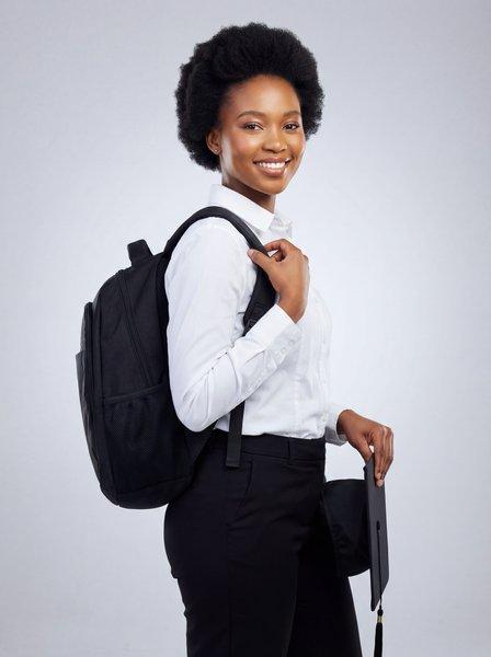 Une étudiante en tenue d'école avec une prise de vue dans un studio photo