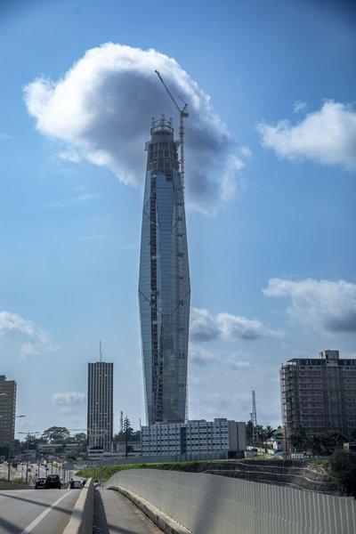 La Tour F en Construction : Symbole de la Modernité Urbaine à Abidjan