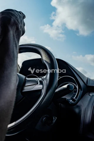 Un Homme au volant d'un vehicule