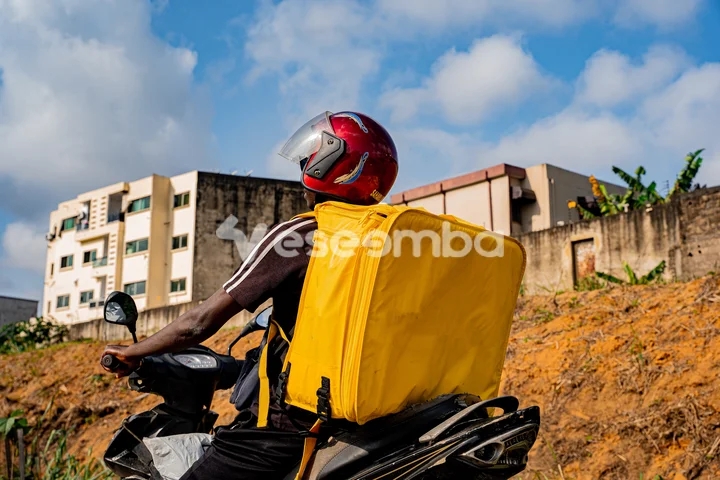 Un Livreur à moto
