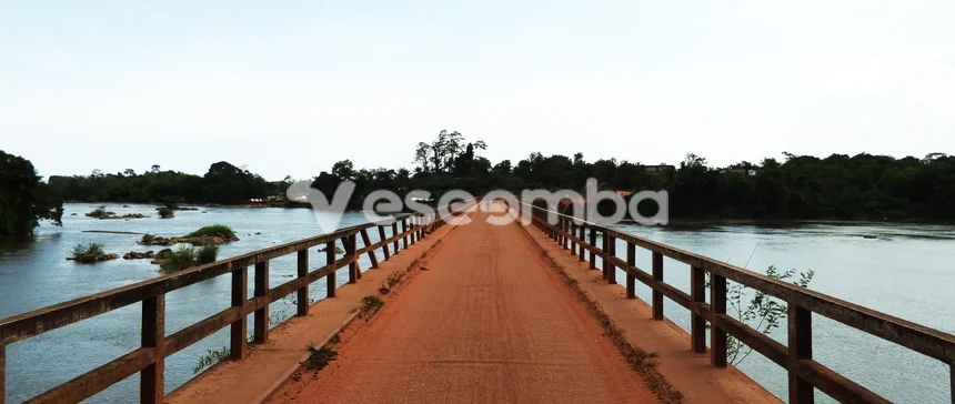 Petite fille sur le premier pont d'afrique de l'ouest