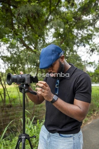 Jeune vidéaste africain